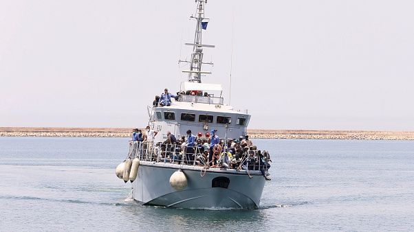 سفينة تحمل مهاجرين على متنها قبالة الشواطئ الليبية سفينة تحمل مهاجرين على متنها قبالة الشواطئ الليبية