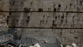 Kudüs'teki Ağlama Duvarı'ndan düşen taş korkuttu