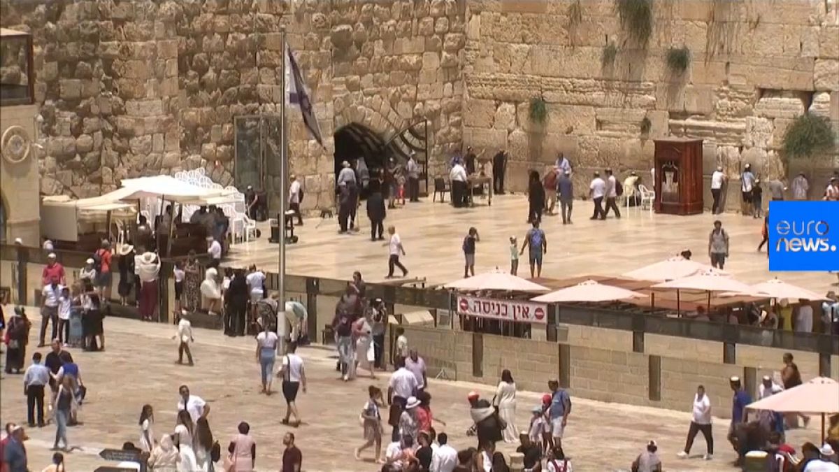 شاهد: يهودية تنجو بأعجوبة من سقوط حجر بحائط المبكى