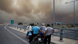 Grecia, vasti incendi vicino ad Atene: almeno un morto