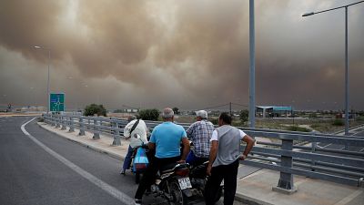 Grecia, vasti incendi vicino ad Atene: almeno un morto