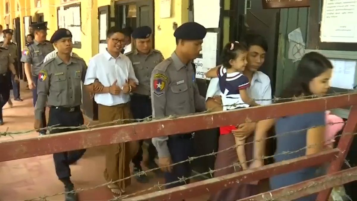 صحفي يتهم شرطة ميانمار بتسليمه وثائق "سرية" للايقاع به
