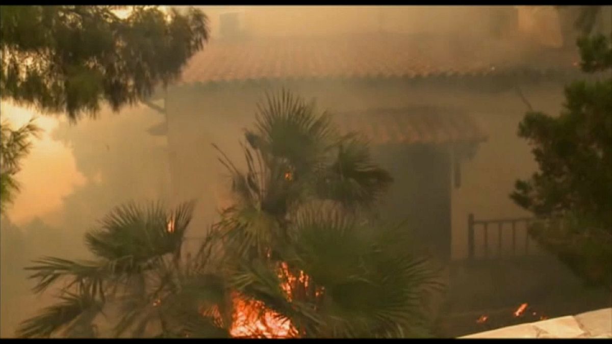 Ventos fortes alimentam chamas na Grécia