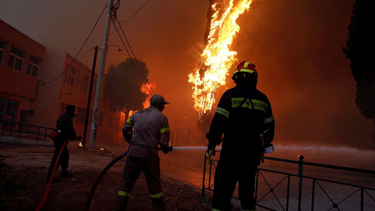 Apocalisse in Grecia: incendi fuori controllo. Ventisei corpi trovati arsi vivi
