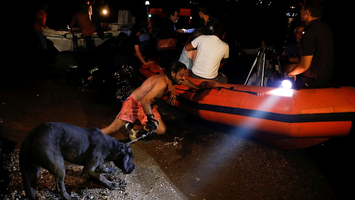 Fast 700 Menschen in der Nacht in Schlauchbooten evakuiert