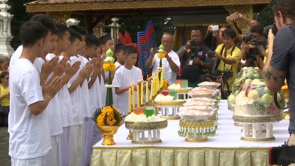 Taylandlı çocuklar sağ kurtarıldıkları için dua ediyor