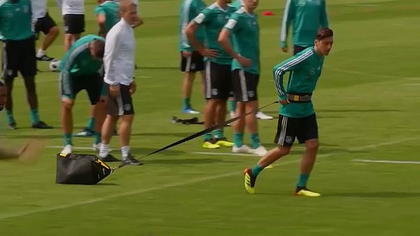 Integrationsdebatte nach Özil: "Diskriminierung ist keine Erfindung von Zuwanderern" Integrationsdebatte nach Özil: "Diskriminierung ist keine Erfindung von Zuwanderern"