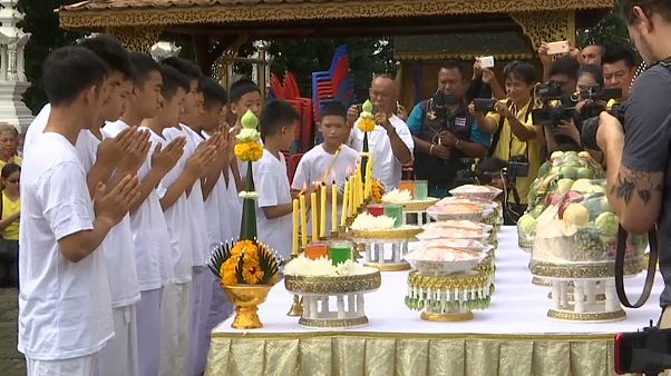 Thaïlande : cérémonie bouddhiste pour les jeunes footballeurs Thaïlande : cérémonie bouddhiste pour les jeunes footballeurs