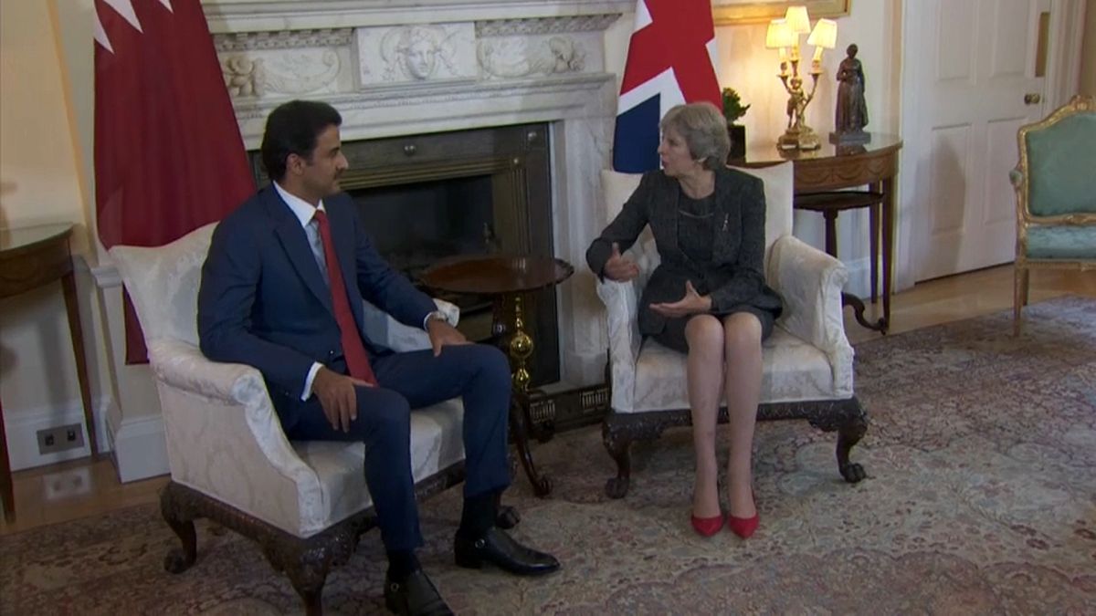 رئيسة وزراء بريطانيا تستقبل أمير قطر