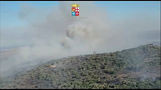 La Sicilia brucia