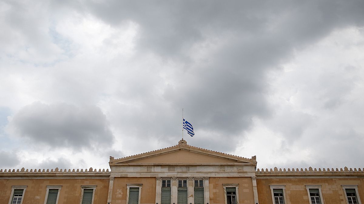 Μεσίστιες οι σημαίες σε όλα τα δημόσια κτήρια της Ελλάδας