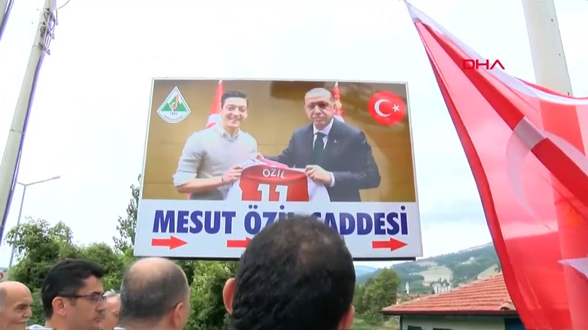 صورة أوزيل مع الرئيس التركي التي اثارت الجدل