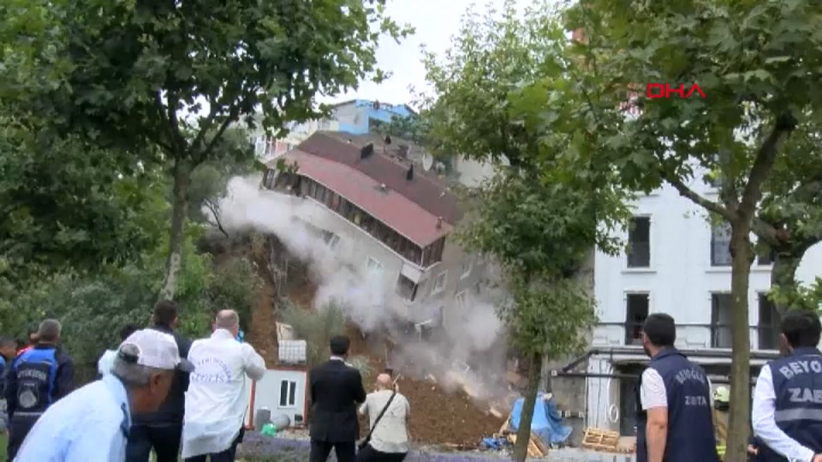 شاهد: لحظة انهيار مبنى في إسطنبول بسبب الأمطار الغزيرة