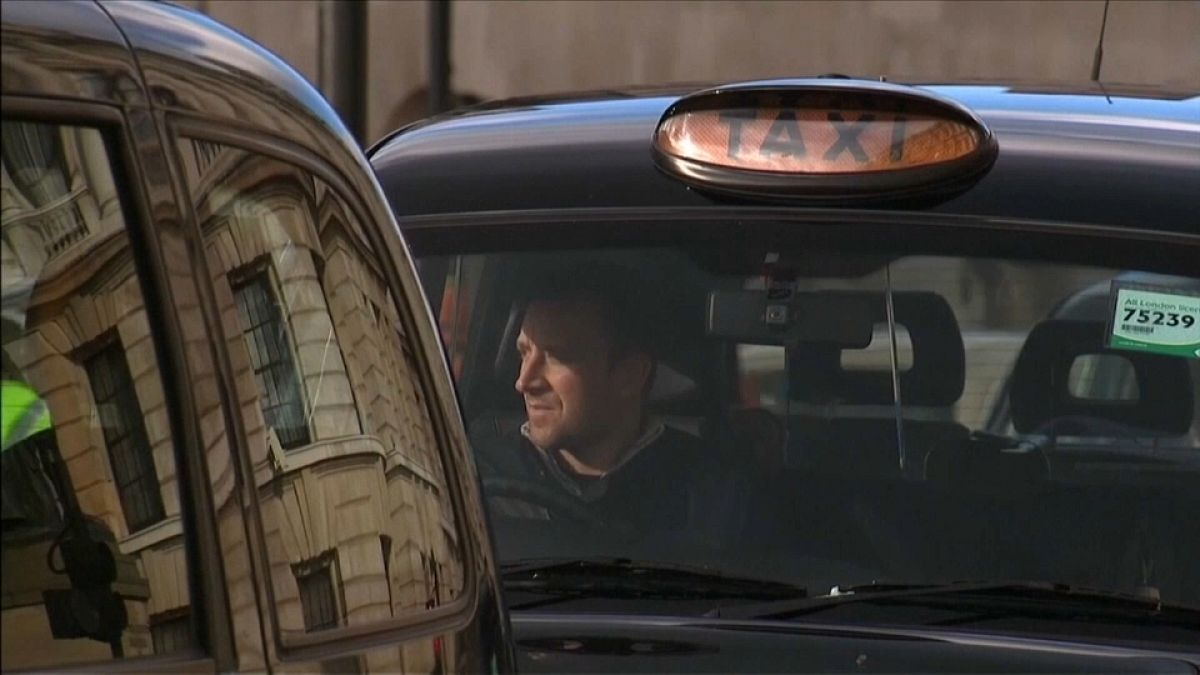 Los taxistas londinenses estudian demandar a Uber