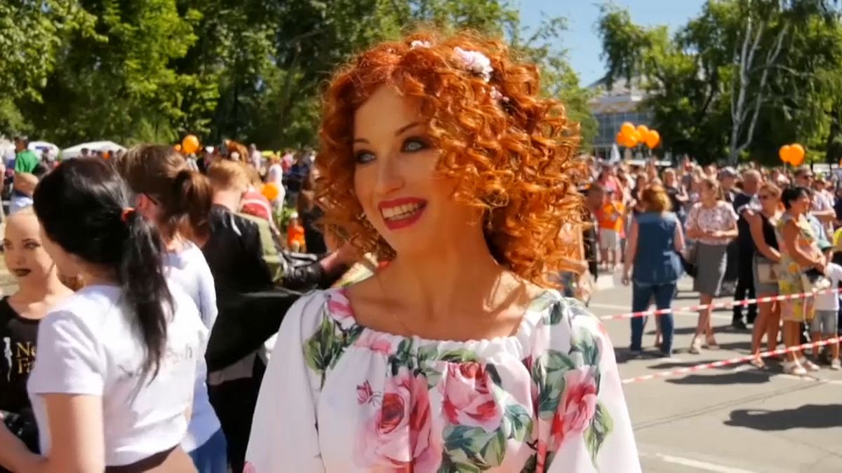 شاهد : الصهباوات يحتفلن بمهرجان الشعر الأحمر في روسيا
