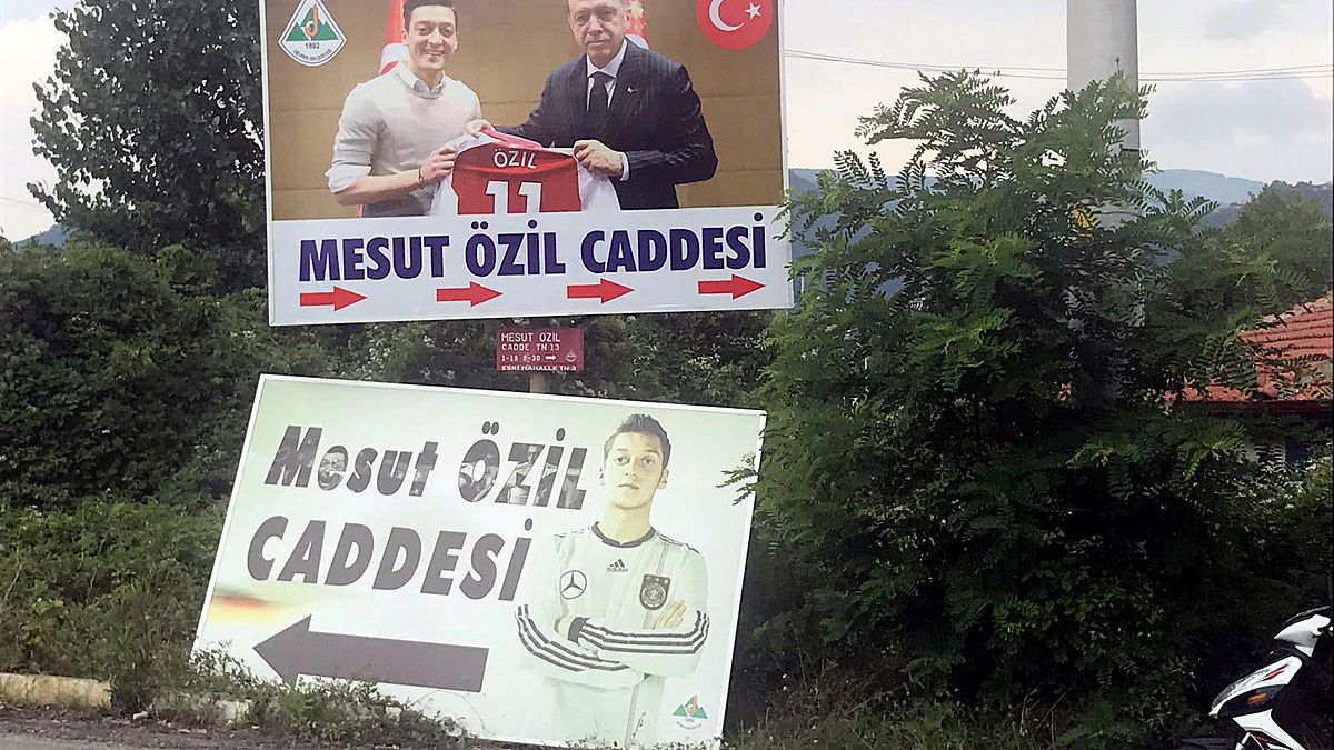 Neues Straßenschild für Erdogan und Özil