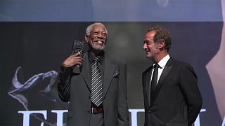 Morgan Freeman festeggiato e... "spiaggiato" al Festival di Deauville