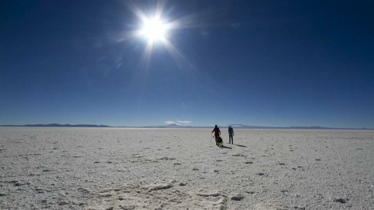 شاهد: أستاذ جامعي فرنسي يعبر "صحراء الملح" سيراً في بوليفيا 
