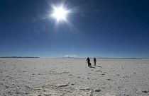 شاهد: أستاذ جامعي فرنسي يعبر "صحراء الملح" سيراً في بوليفيا