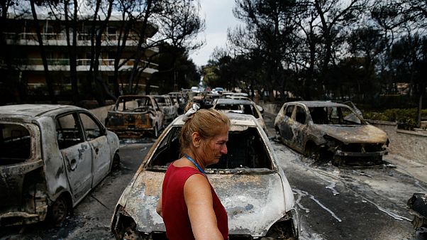 Sobreviventes avaliam cenário de devastação deixado pelo fogo Sobreviventes avaliam cenário de devastação deixado pelo fogo