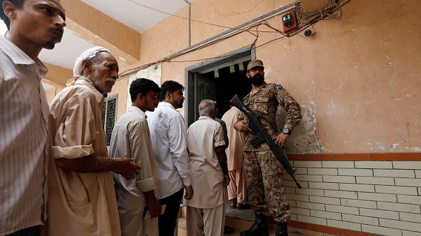 Législatives au Pakistan : au moins 28 morts dans un attentat Législatives au Pakistan : au moins 28 morts dans un attentat