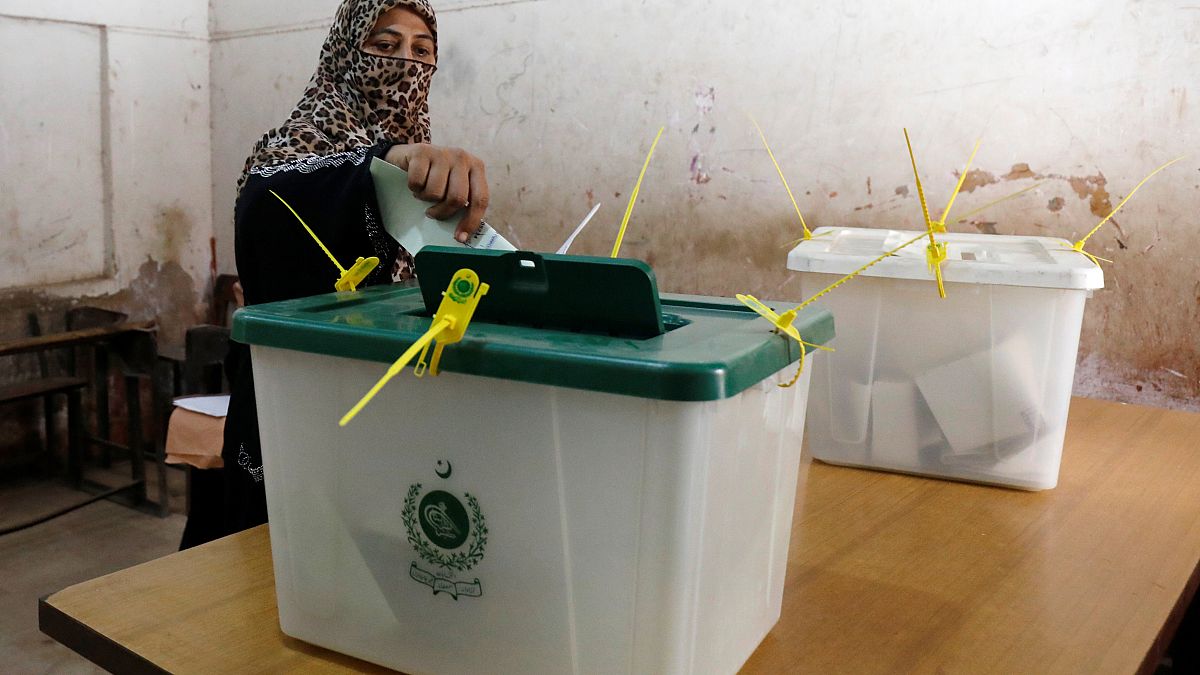 Assembleias de voto abriram no Paquistão