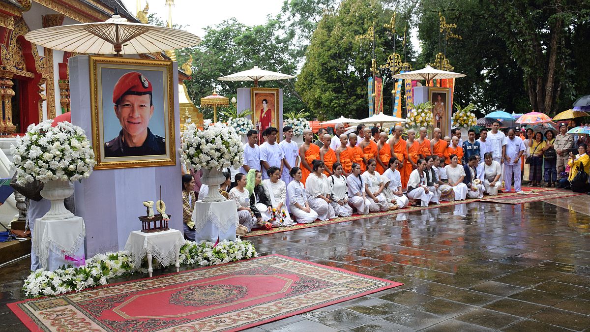 شاهد ترسيم فتية كهف تايلاند رهبانا بوذيين