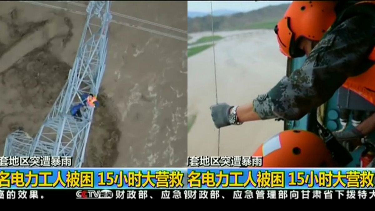 شاهد: عملية انتشال عمال علقوا فوق برج كهرباء في الصين