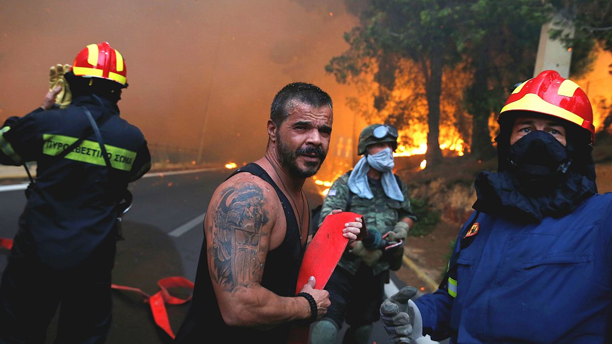 Askerler ve yerel halk yangın söndürme çalışmalarına yardımcı oluyor