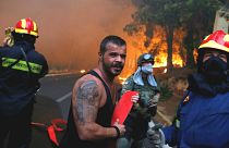 Askerler ve yerel halk yangın söndürme çalışmalarına yardımcı oluyor