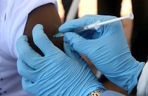 Une personne se fait vacciner contre le virus Ebola en RDC