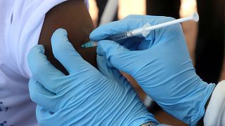 Une personne se fait vacciner contre le virus Ebola en RDC