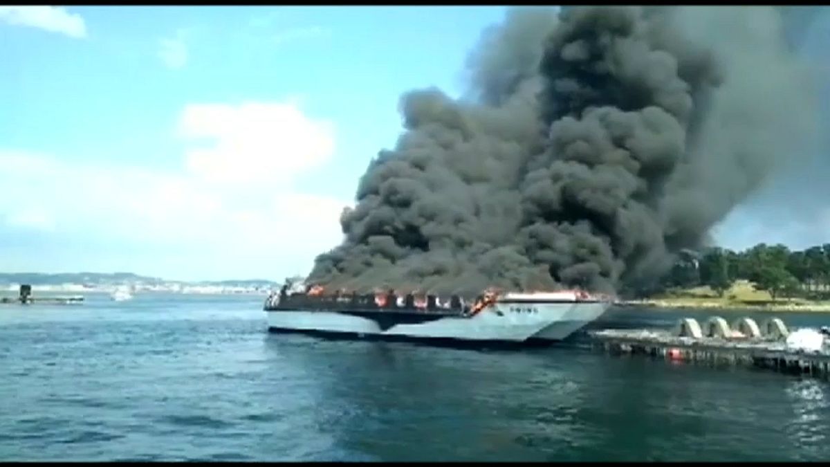 Schwarze Rauchwolken steigen über einem Boot auf