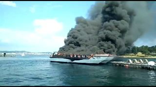 Schwarze Rauchwolken steigen über einem Boot auf