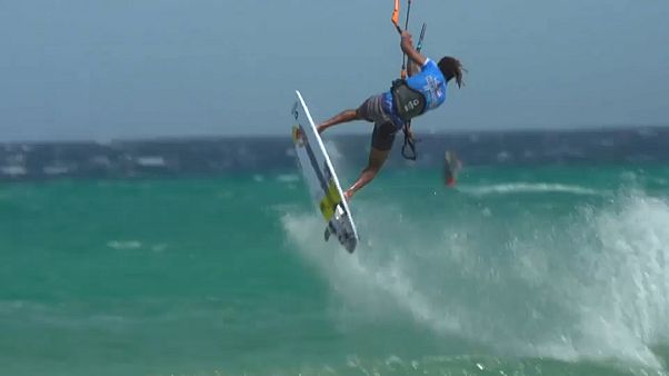 kitesurf : 19 secondes de vol sans toucher mer kitesurf : 19 secondes de vol sans toucher mer