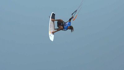 Der Kitesurfer Airton Cozzolino beim Big Air