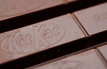 أصابع من شوكولاتة كيت كات في صورة التقطت بلندن - صورة من أرشيف رويترز