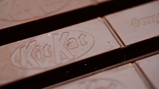 أصابع من شوكولاتة كيت كات في صورة التقطت بلندن - صورة من أرشيف رويترز