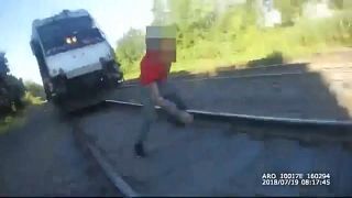 شاهد: شرطي ينقذ شابا من الدهس تحت عجلات القطار 