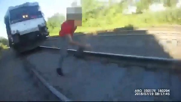 Ein Mann rennt vor einem Zug davon Ein Mann rennt vor einem Zug davon