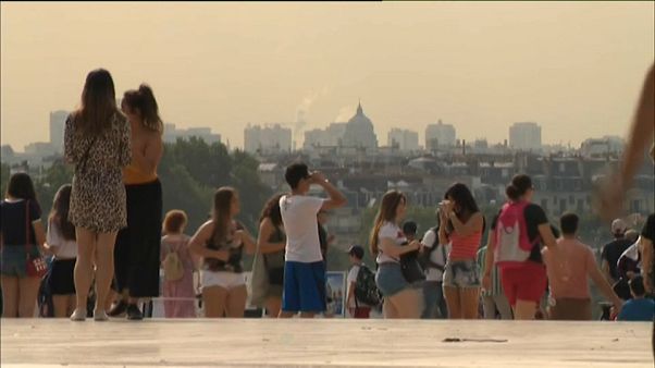 Francia: allerta per caldo e smog a Parigi, alte temperature fino a venerdì Francia: allerta per caldo e smog a Parigi, alte temperature fino a venerdì