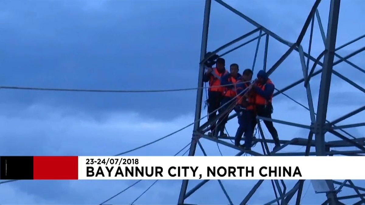 شاهد: عملية إنقاذ رجال عالقين على برج كهربائي وسط الفيضانات