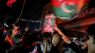 Des Pakistanais fêtent la victoire de leur candidat