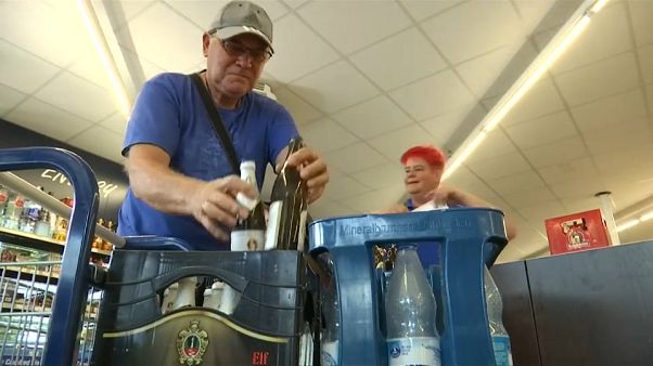 Si no devuelven las botellas se quedan sin cerveza Si no devuelven las botellas se quedan sin cerveza