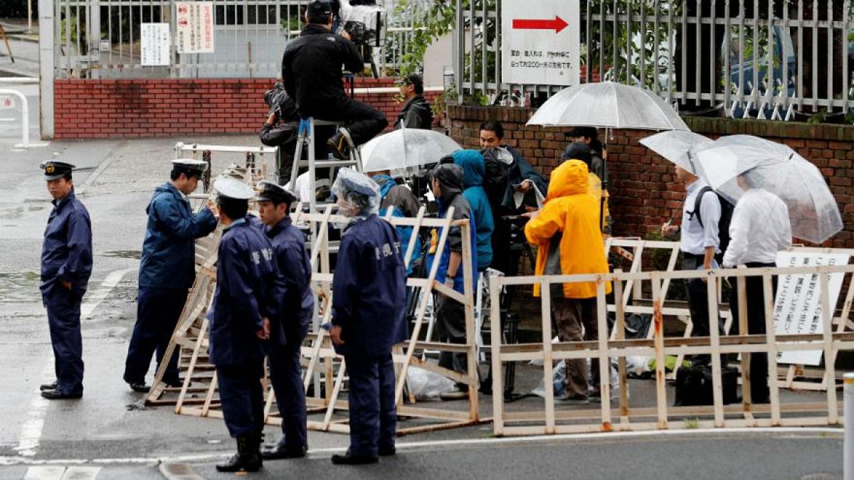 اليابان تعدم 6 أشخاص من طائفة نفذت هجوما مميتا بغاز السارين