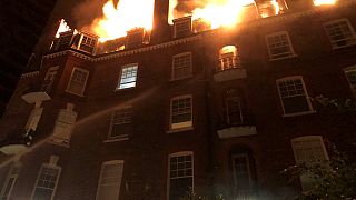 شاهد: اندلاع حريق في بناية سكنية من خمسة طوابق في لندن