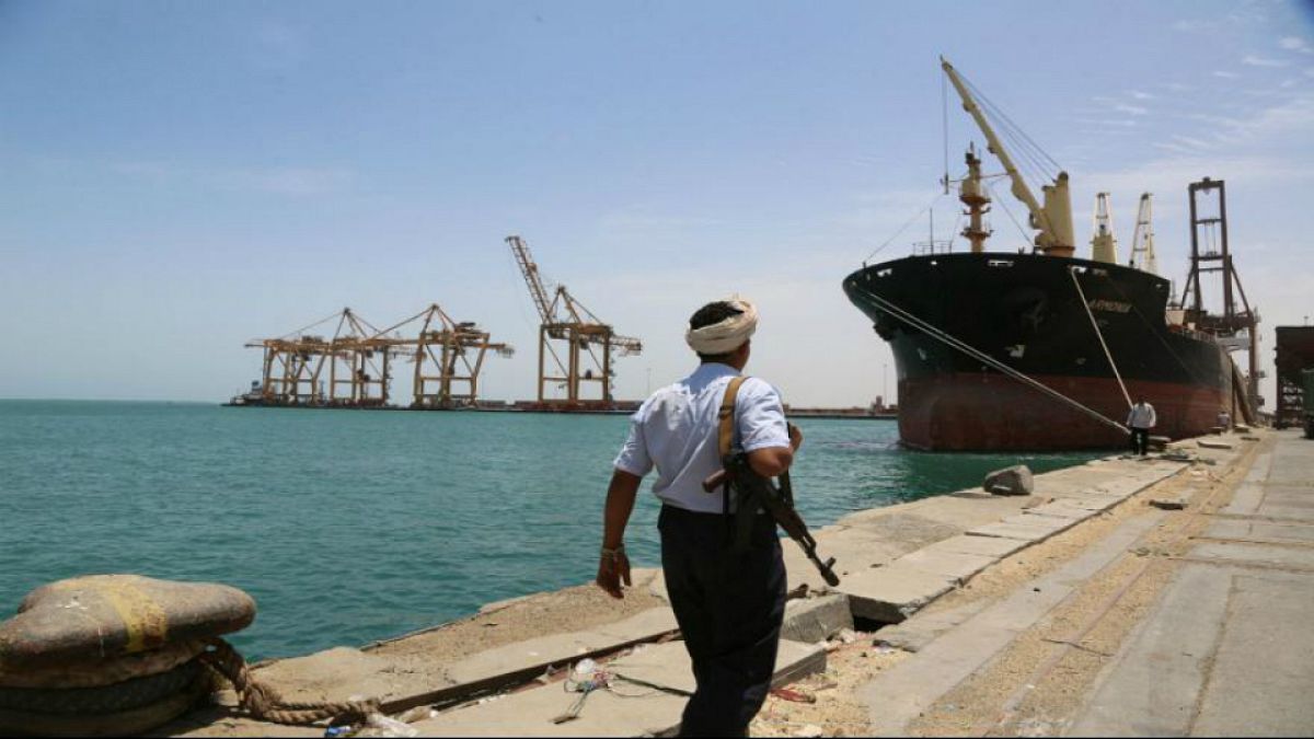 السعودية توقف صادرات النفط عبر باب المندب مؤقتا عقب هجوم للحوثيين