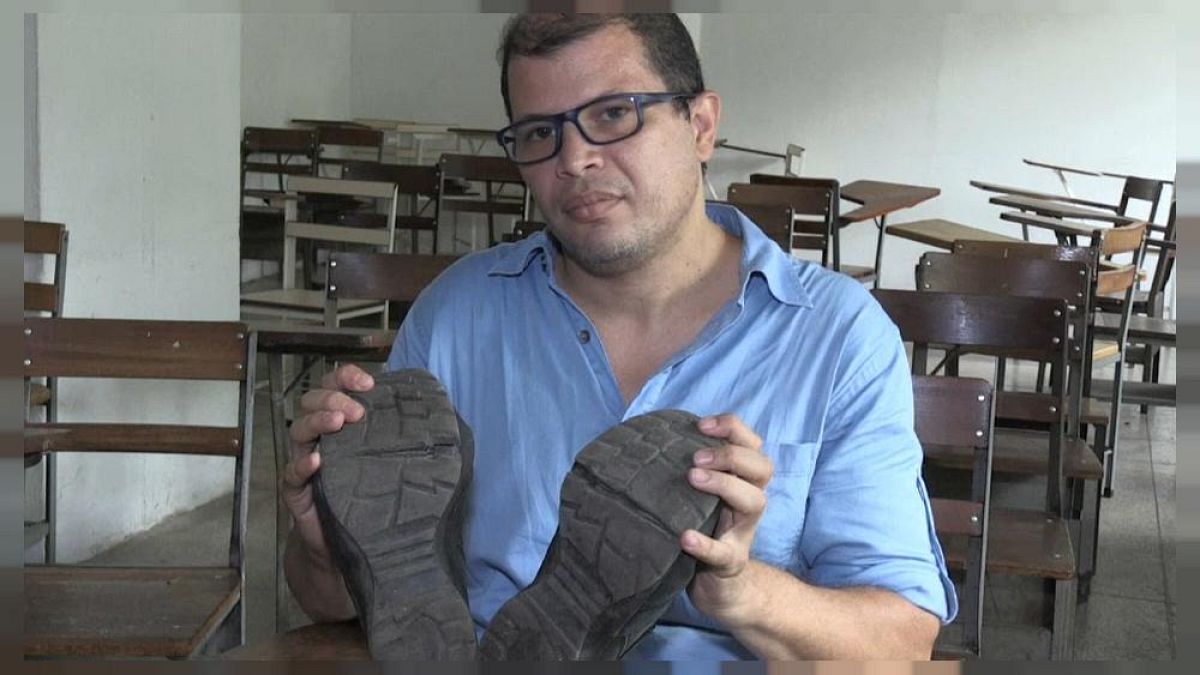 José Ibarra és a cipői, melyek javítása 20 millió bolivárba kerülne