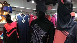 Des burkinis sont exposés sur des mannequins dans un magasin en Belgique