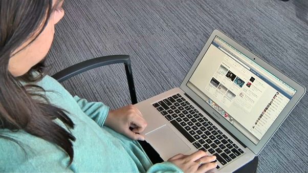 Zuhant a Facebook árfolyama Zuhant a Facebook árfolyama